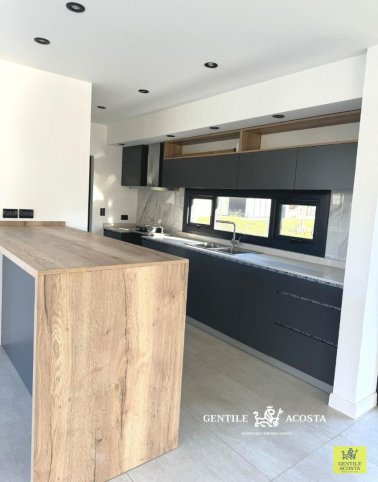 Casa en Barrio Rumenco Joven, 227m², 4 dorm, 3 baños, con garage