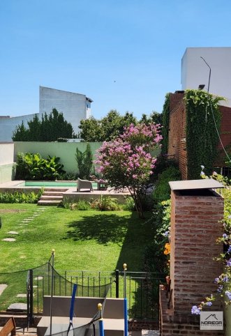 Casa 5 dorm, 320m² con pileta y garage — Av. Avellaneda