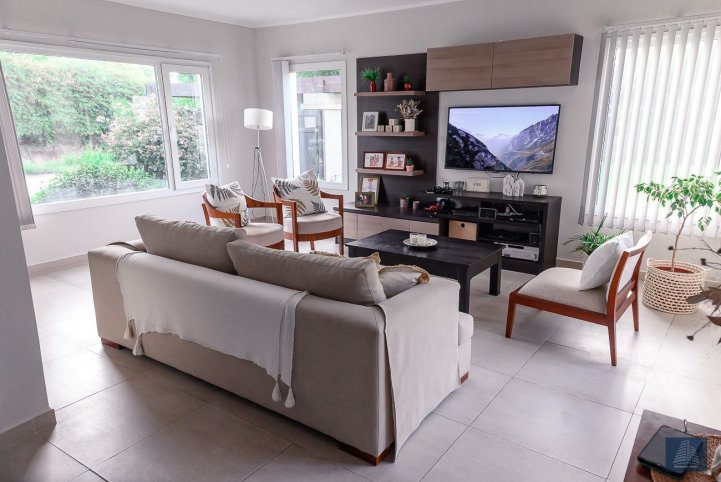Casa 4 dorm, 240m² con pileta en Barrio Golf