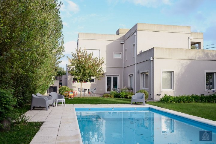 Casa 4 dorm, 240m² con pileta en Barrio Golf