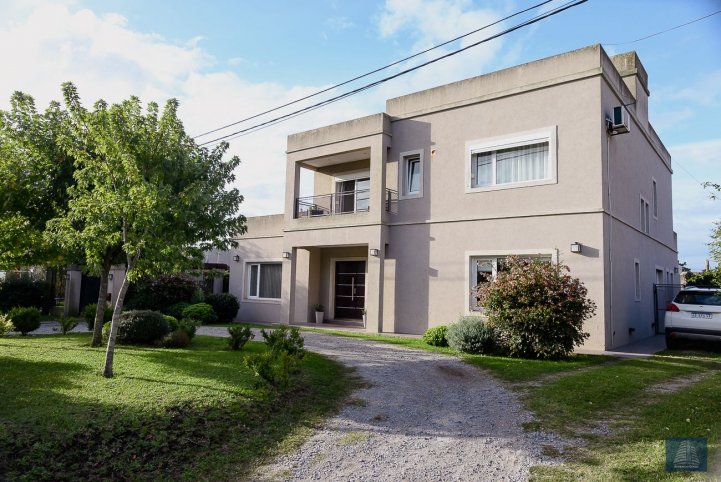 Casa 4 dorm, 240m² con pileta en Barrio Golf