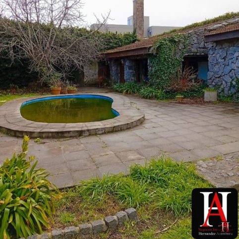 Casa en Av. España 460, 370m², 6 dormitorios, 5 baños, con piscina