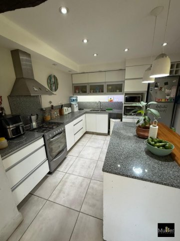Casa 2 dorm, lote de 2000m² con pileta — Zona Campus universitario