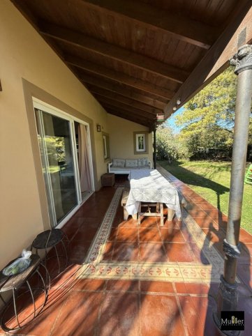 Casa 2 dorm, lote de 2000m² con pileta — Zona Campus universitario