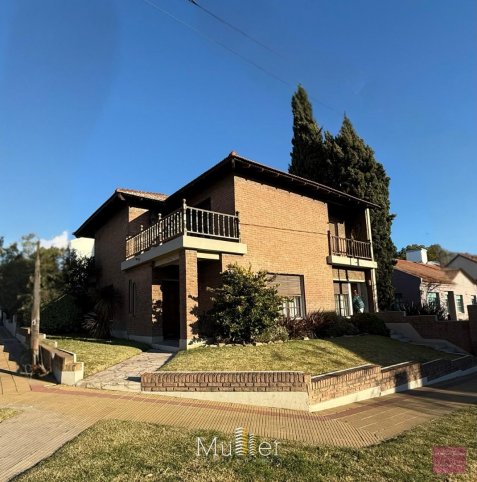 Casa 4 dorm, 250m² en Barrio Cerrito con garage