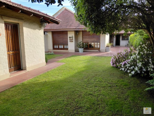 Casa 3 dorm, 220m² con garage — Av. Santamarina