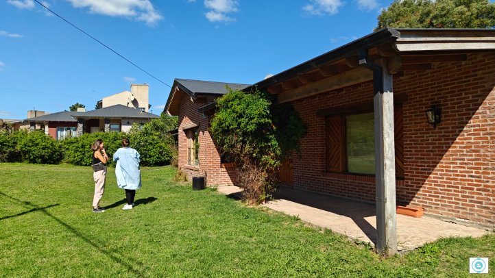Casa 2 dorm, 140m² con garage — zona lago