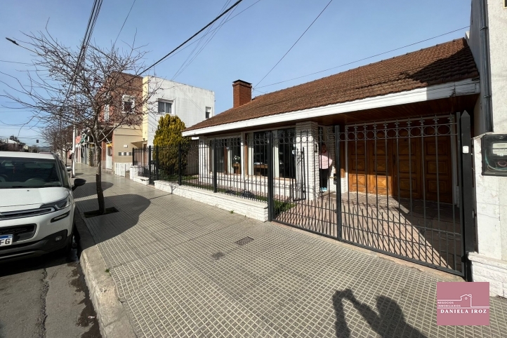 Casa 5 dorm, 200m² con garage — Villa Italia