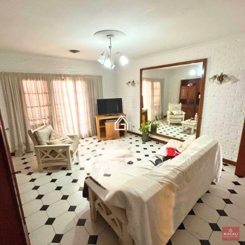 Casa en Venta Av. Perón, 898m², 4 dorm, 5 baños, garage