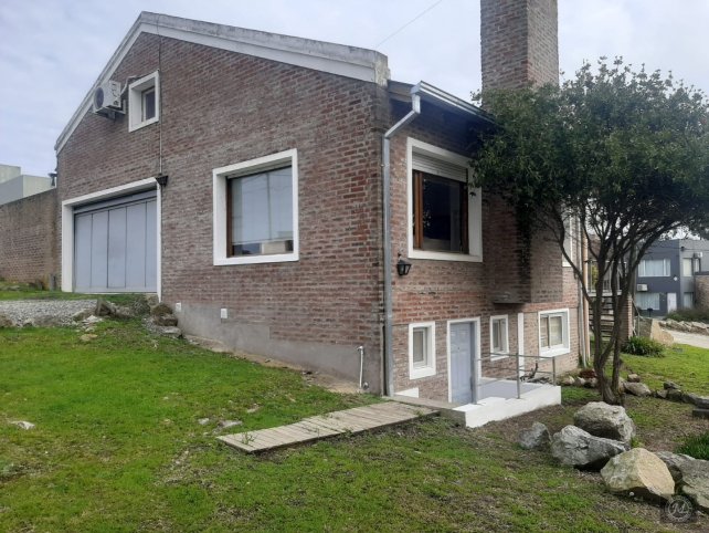 Casa 2 dorm, 150m² con pileta y garage — Quinquela Martin