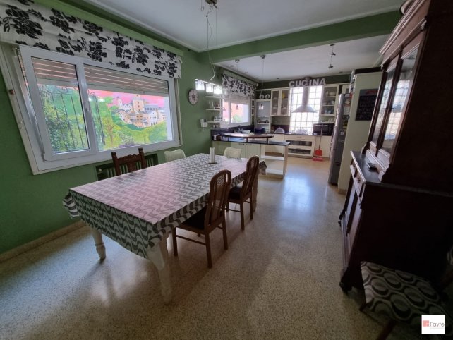 Casa 6 dorm, 300m² en excelente estado — Garibaldi