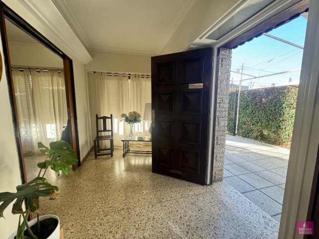 Casa 4 dorm, 180m² con garage y amplio parque — Las Heras