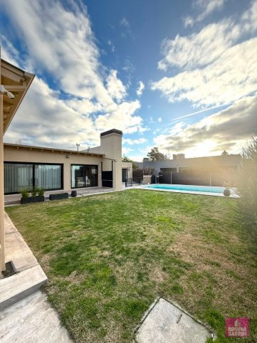 Casa en Solares del Golf, 4 dorm, 230m² con pileta y quincho