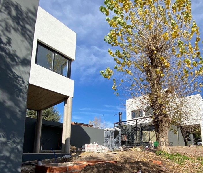 Casa 3 dorm, 139m² con garage — Martin Fierro