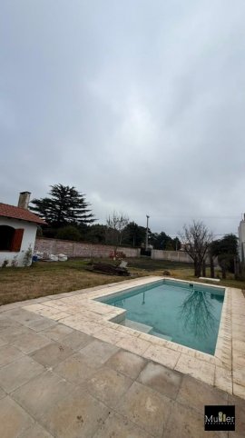 Casa en Zona Club Los Cardos, 1 dorm, pileta, 2 lotes