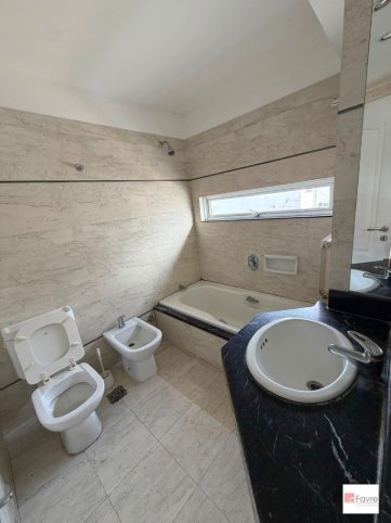 Depto 2 dorm, 80m² en 3° piso con cochera — frente a plaza Independencia
