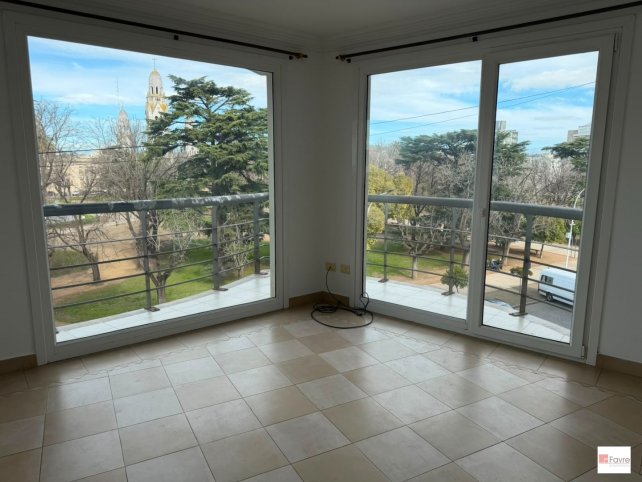 Depto 2 dorm, 80m² en 3° piso con cochera — frente a plaza Independencia