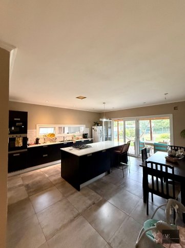 Casa 4 dorm, 254m² en Los Huesos — Zona La Rural