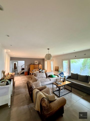 Casa 4 dorm, 254m² en Los Huesos — Zona La Rural