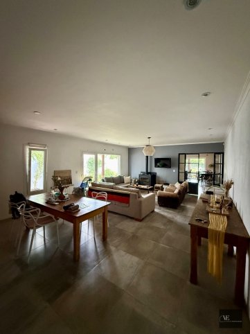 Casa 4 dorm, 254m² en Los Huesos — Zona La Rural