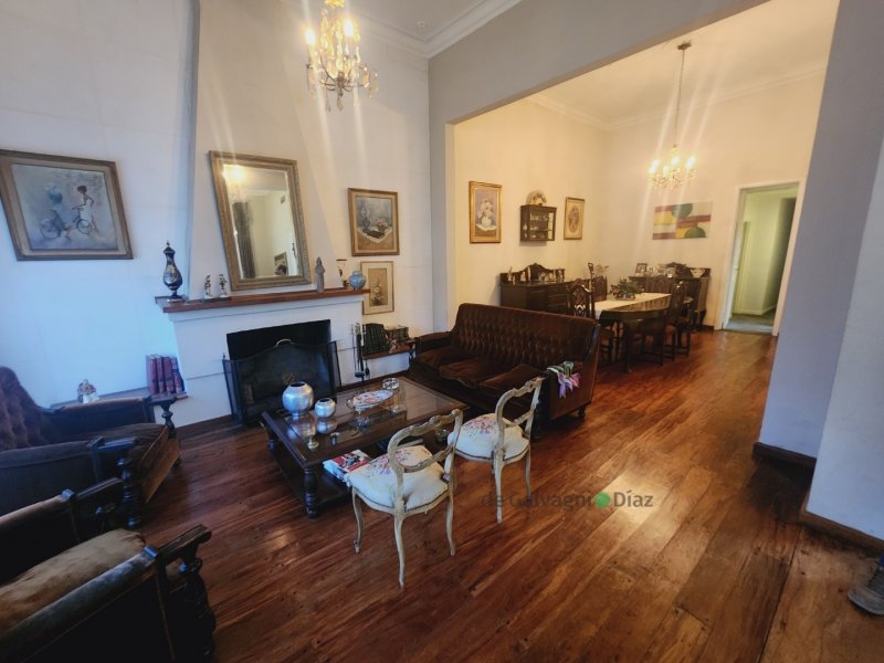 Casa centrica 3 dorm, 183m² con garage — Chacabuco 242