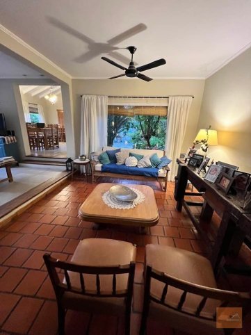 Casa en Venta 4 dorm, 3 baños, con pileta y cochera — Pasaje 1ro de Mayo