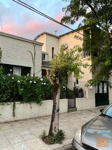 Casa en Venta 4 dorm, 3 baños, con pileta y cochera — Pasaje 1ro de Mayo
