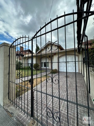 Casa con quincho y pileta, 190m², Parque Independencia