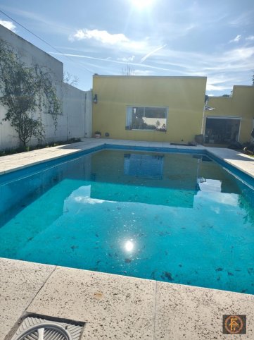 Casa 2 dorm, 135m² con pileta y garage — Manantiales