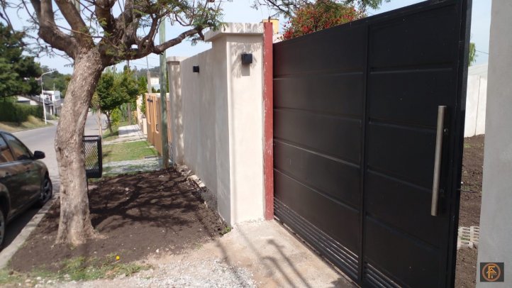 Casa 2 dorm, 135m² con pileta y garage — Manantiales