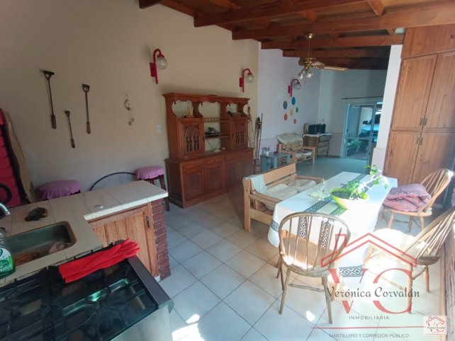 Casa 3 dorm, 250m² con garage y amplio jardín — Ituzaingo