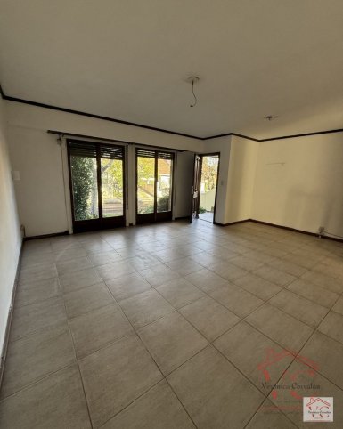 Casa 3 dorm, amplio patio con pileta — Tacuari 60