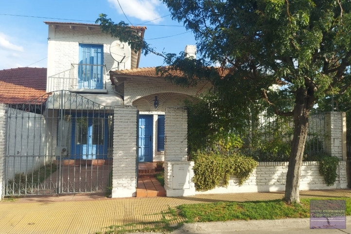 Casa 4 dorm, 182m² con garage y piscina — Semi-Centro