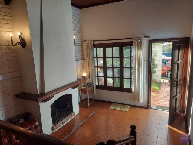 Casa 4 dorm, 182m² con garage y piscina — Semi-Centro