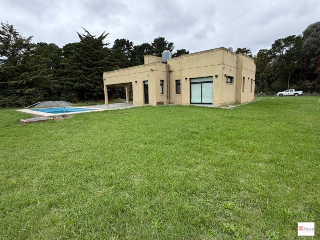 Casa quinta compuesta por 3 dormitorios, 2 baños, 180m² con pileta y parque