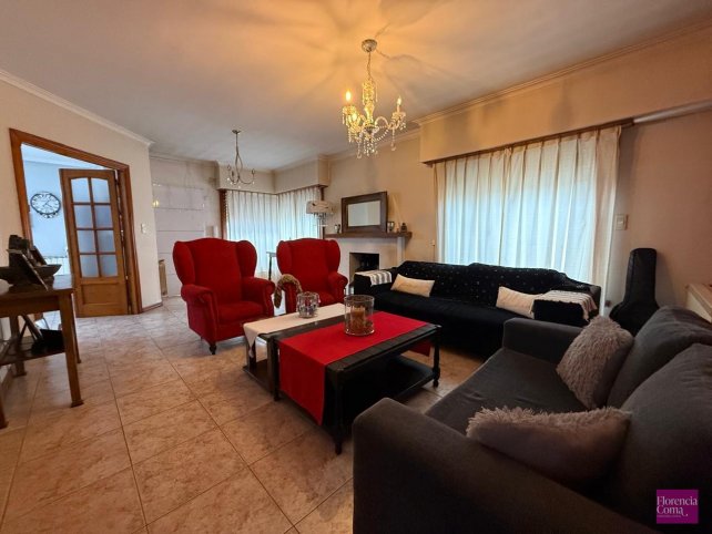 Casa 2 dorm, 210m² con pileta y garage — Liniers 600