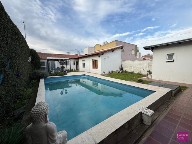 Casa 2 dorm, 210m² con pileta y garage — Liniers 600