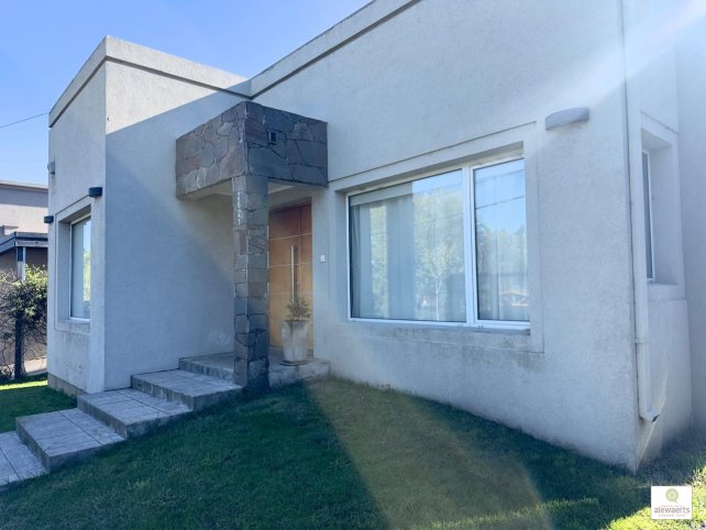 Casa 2 dorm, 127m² en Pavon 2621 con pileta y garage