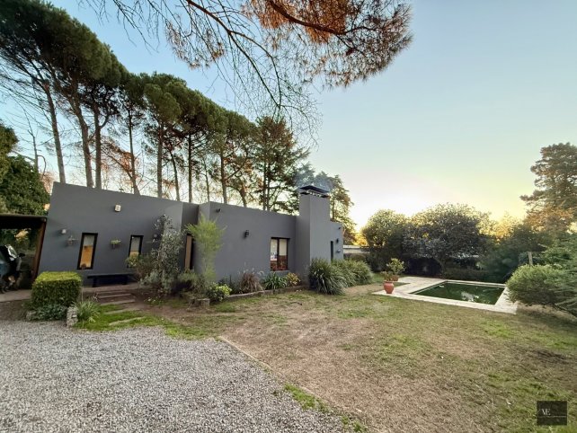 Casa moderna 3 dorm, 180m² con pileta y garage — Lisandro de la Torre