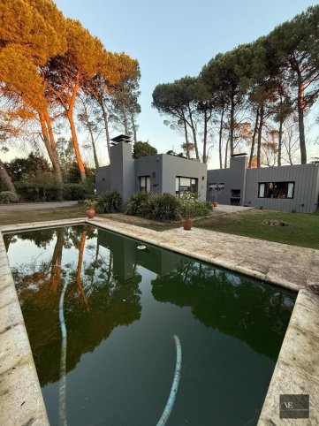 Casa moderna 3 dorm, 180m² con pileta y garage — Lisandro de la Torre