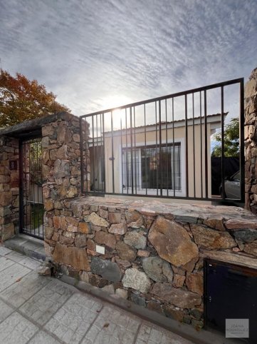 Casa en venta 2 dorm, 75m² — Larrea 1700