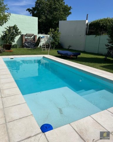 Casa con pileta, parque y dos dormitorios