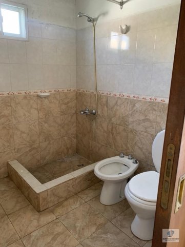 Casa 5 dorm, 200m² con quincho y 2 dptos — Moreno