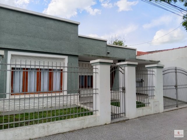 Casa 3 dorm, 150m² con garage — Av del Valle