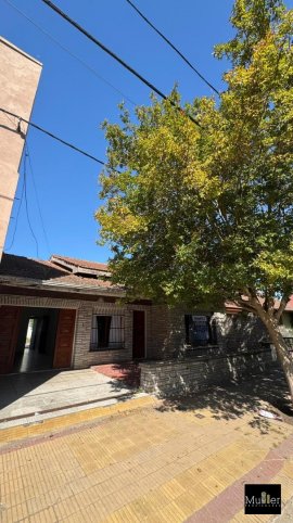 Casa 2 dorm, garage — Lamadrid al 200