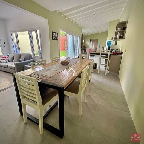 Casa 2 dorm, 107m² con cochera — 25 de Mayo