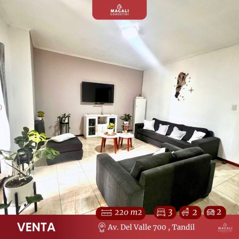 Casa en Venta Av. Del Valle 700, 220m², 3 dorm, 2 baños, 2 garages