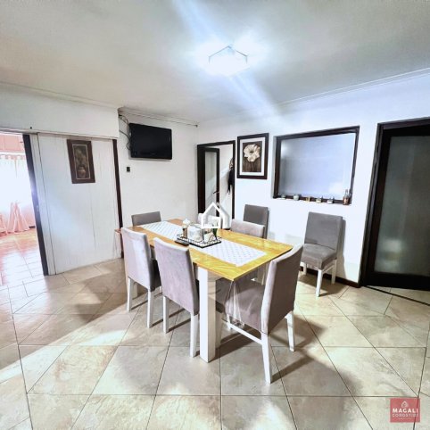 Casa en Venta Av. Del Valle 700, 220m², 3 dorm, 2 baños, 2 garages