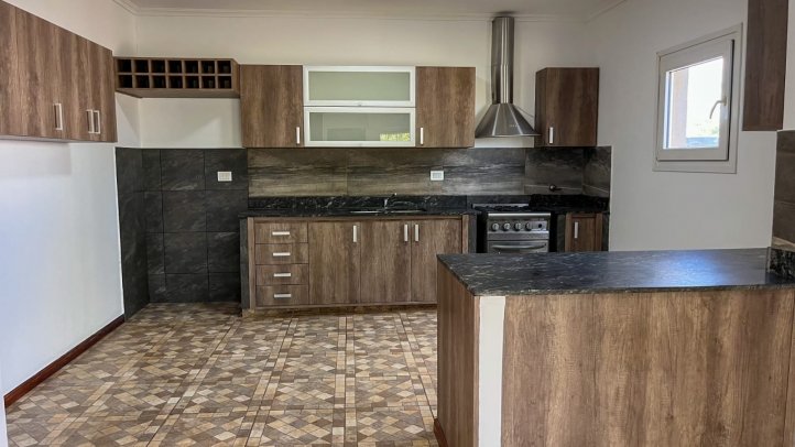 Casa quinta de 2 dorm, 296m² con galpón y pileta — La Elena