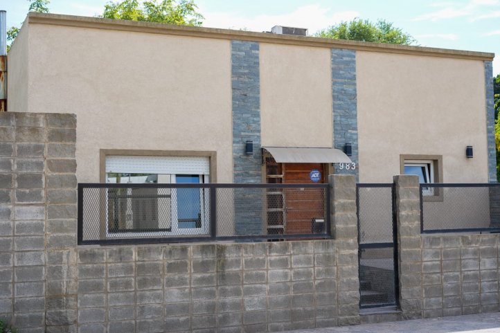 Casa quinta de 2 dorm, 296m² con galpón y pileta — La Elena